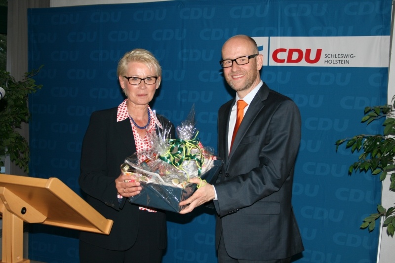 Als Dank für seinen Besuch auf unserem Frühlingsempfang überreicht Astrid Damerow Dr. Peter Tauber einen Präsentkorb.