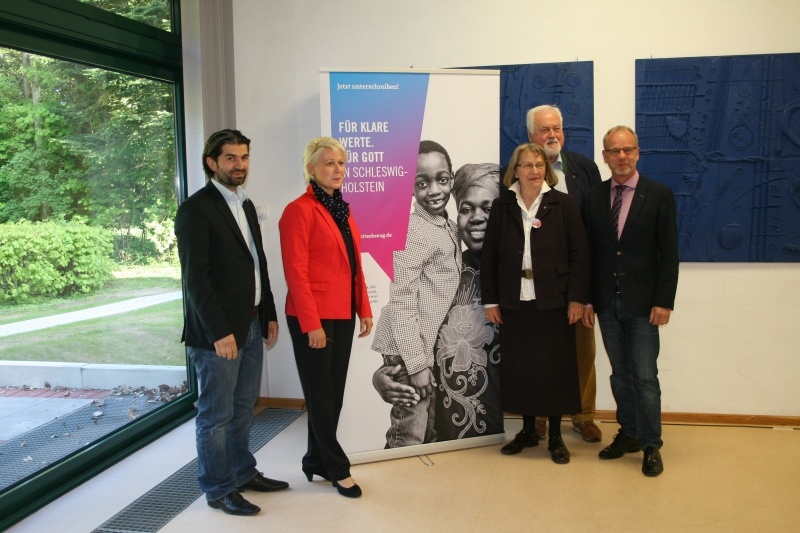 v.l.n.r.: Fatih Mutlu, Astrid Damerow, MdL, Herlich-Marie Todsen-Reese, Dr. hc. Peter Harry Carstensen, Ministerpräsident a.D. und Propst Jürgen Jessen