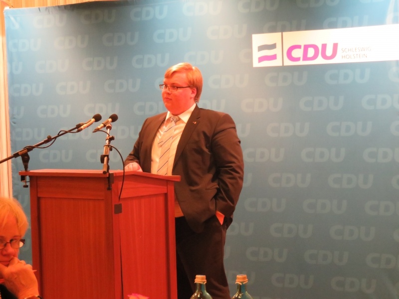 Leif Bodin, Kreisvorsitzender der Jungen Union Nordfriesland, stellt einen Änderungsantrag.