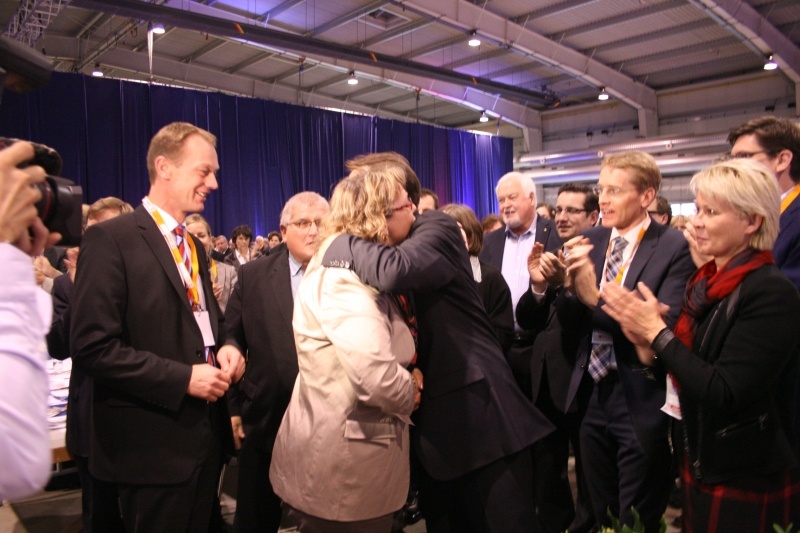 Heike Franßen gratuliert Ingbert Liebing