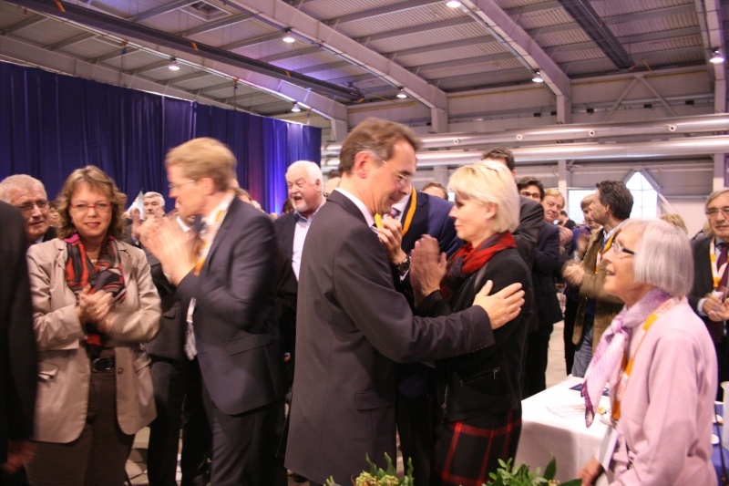 Unsere Kreisvorsitzende, Astrid Damerow, gratuliert Ingbert Liebing zur Wahl