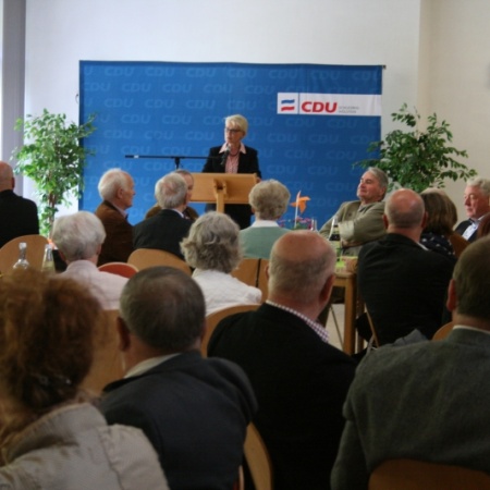 Unsere Kreisvorsitzende, Astrid Damerwow, begrüßt die Gäste.