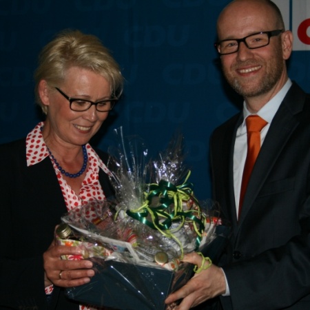 Als Dank für seinen Besuch auf unserem Frühlingsempfang überreicht Astrid Damerow Dr. Peter Tauber einen Präsentkorb.