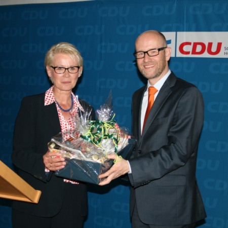 Als Dank für seinen Besuch auf unserem Frühlingsempfang überreicht Astrid Damerow Dr. Peter Tauber einen Präsentkorb.