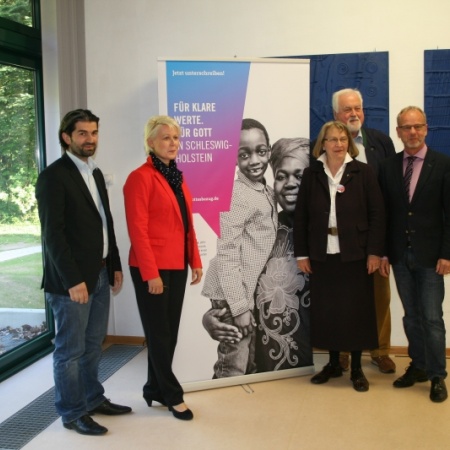 v.l.n.r.: Fatih Mutlu, Astrid Damerow, MdL, Herlich-Marie Todsen-Reese, Dr. hc. Peter Harry Carstensen, Ministerpräsident a.D. und Propst Jürgen Jessen