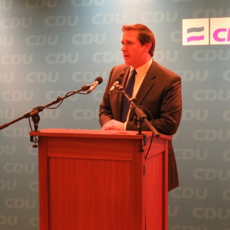 Christian Schmidt, Ortsvorsitzender in Bredstedt, stv. Bürgermeister und Kreistagsabgeordneter, hält ein Grußwort.