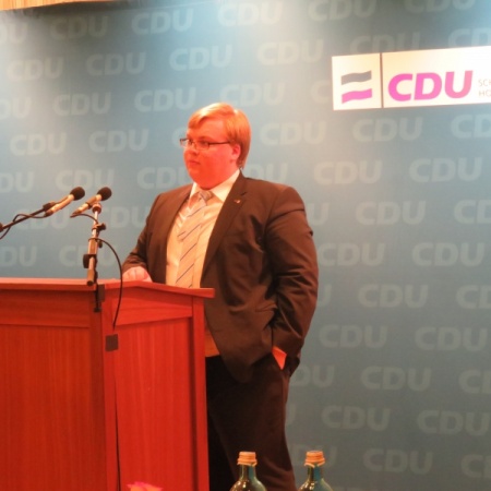 Leif Bodin, Kreisvorsitzender der Jungen Union Nordfriesland, stellt einen Änderungsantrag.