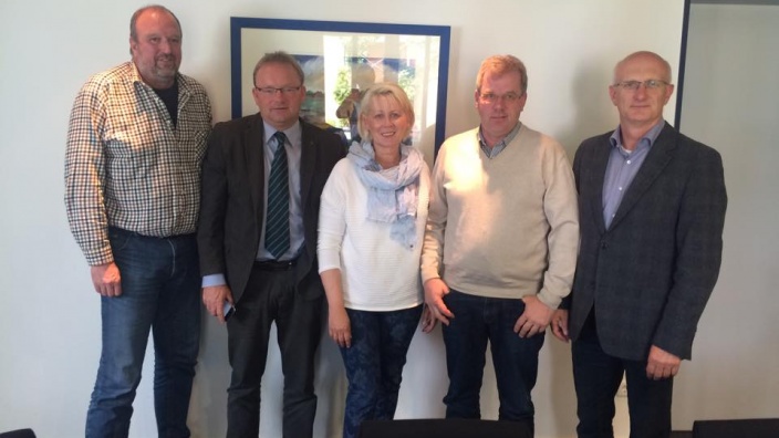 M. Ueckermann, A. Damerow und K. Jensen mit Vertretern der nordfriesischen Bauernverbände